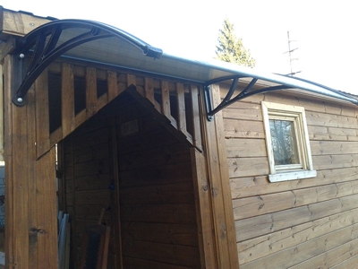 Козырек Krovent из поликарбоната 1500х930х280 молочный серебристым кронштейном фото | Партнер Строй